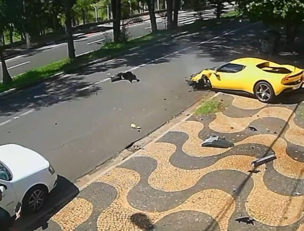 Motorista Bate Ferrari Em (1)