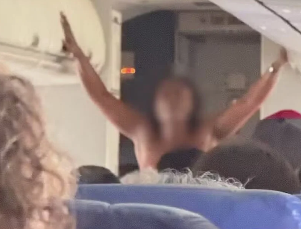 Mulher Fica Nua Em Avião E Se Esfrega Na Comissária (foto Reprodução Redes Sociais)