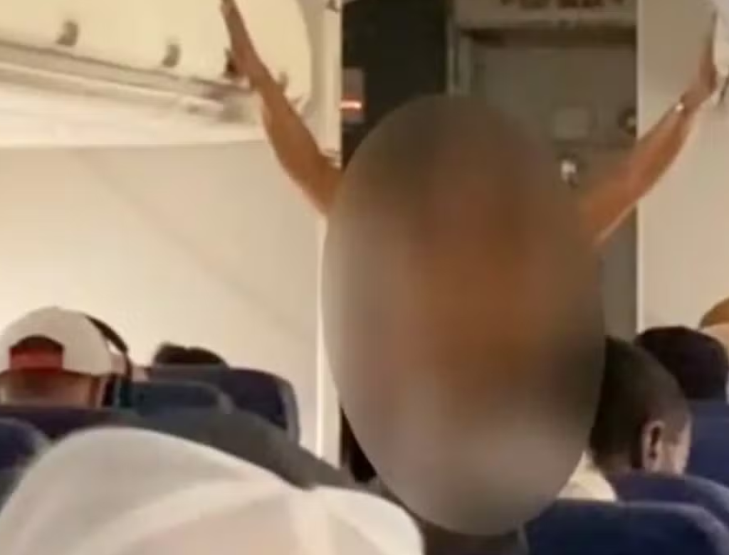 Mulher Fica Nua Em Avião E Se Esfrega Na Comissária (foto Reprodução Redes Sociais)